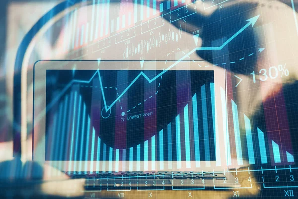 Ekonomisk graf färgstark ritning och tabell med dator på bakgrunden. Dubbel exponering. Begreppet internationella marknader. — Stockfoto