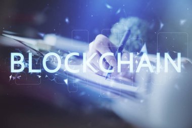 Kripto para birimi hologramı, Bitcoin, ellerin üstünde ico teması not tutuyor. Engelleme zinciri kavramı. Çoklu pozlama