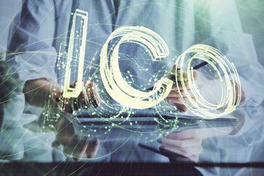 Kripto para birimi hologramı, Bitcoin, ellerin üstünde ico teması not tutuyor. Engelleme zinciri kavramı. Çoklu pozlama