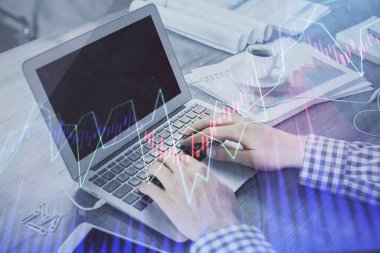 Arka planda bilgisayarda çalışan bir adamla ön x grafiğine iki kez maruz kalıyoruz. Pazar analizi kavramı.