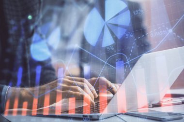 Arka planda bilgisayarda çalışan bir adamla piyasa grafiği iki katına çıktı. Mali analiz kavramı.