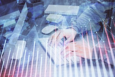 Adam ile mali grafik çift pozlama arka planda ofiste çalışır. Analiz kavramı.