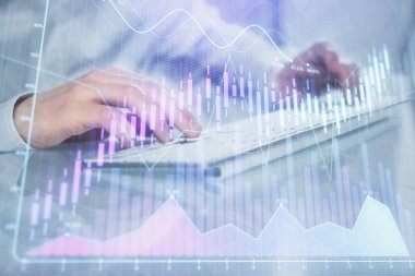 Adam arka planda ofiste bilgisayarda yazarak grafik çift pozlama. Zor iş kavramı. Closeup.