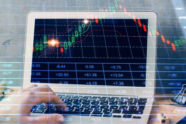 Arka planda dizüstü bilgisayar üzerinde çalışan işadamı ile Forex grafiği. Sert çalışma kavramı. Çoklu pozlama.