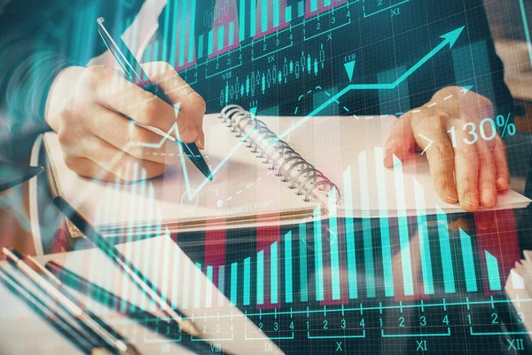 Holograma gráfico de divisas en la mano tomando notas de fondo. Concepto de análisis. Exposición múltiple —  Fotos de Stock