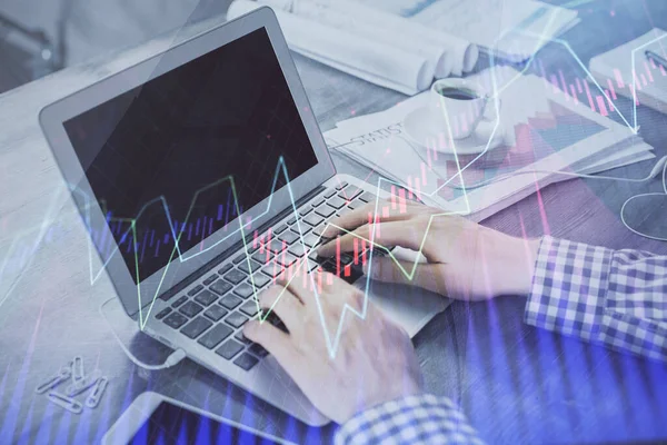Dupla exposição do gráfico forex com o homem trabalhando no computador em segundo plano. Conceito de análise de mercado . — Fotografia de Stock