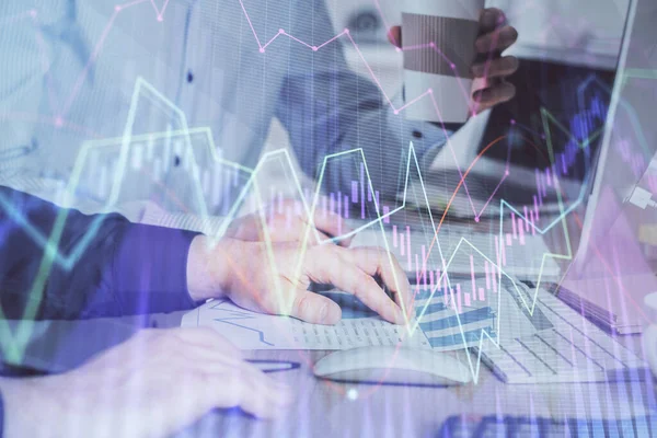 Mehrfachbelichtung des Diagramms mit einem Mann, der im Hintergrund am Computer im Büro tippt. Konzept der harten Arbeit. — Stockfoto