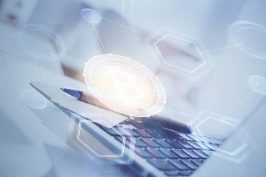 Engelleme zincirine ve kripto ekonomi temalı holograma ve bilgisayar arkaplanlı masaya çoklu maruz kalma. Bitcoin kripto para kavramı.