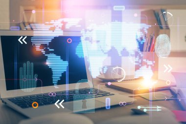 Bilgisayarlı ve dünya haritalı hologramlı çok katlı bir tablo. Uluslararası veri ağı kavramı.