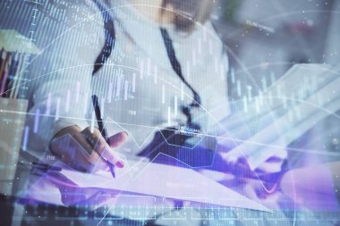 Bir kadın eller Not defteri hisse senedi piyasası hakkında bilgi yazma. Ön Forex grafik hologramlar. Araştırma konsepti.