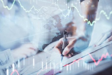 Bir kadın eller Not defteri hisse senedi piyasası hakkında bilgi yazma. Ön Forex grafik hologramlar. Araştırma kavramı. Çift Pozlama