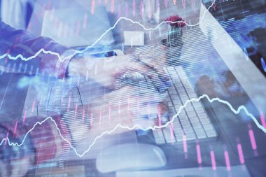 Arka planda bilgisayar üzerinde çalışan bir adamla birlikte borsa grafiğine iki kez maruz kaldık. Mali analiz kavramı.