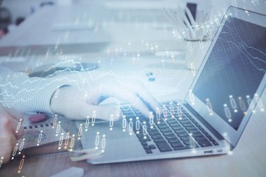 Arka planda dizüstü bilgisayar üzerinde çalışan adam ile borsa grafiği çift pozlama. Finansal analiz kavramı.