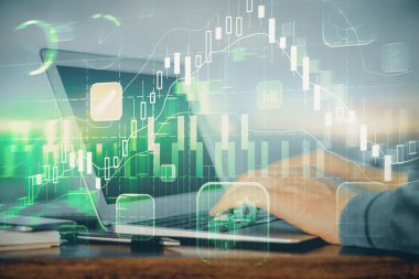Arka planda dizüstü bilgisayar üzerinde çalışan adam ile borsa grafiği çoklu pozlama. Finansal analiz kavramı.