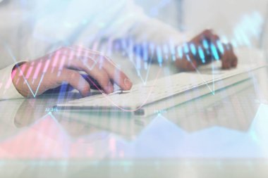 Adam arka planda ofiste bilgisayarda yazarak grafik çift pozlama. Zor iş kavramı. Closeup.