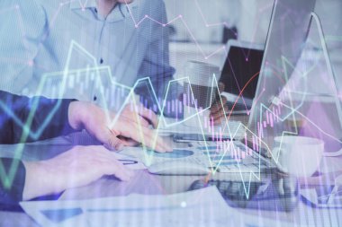 Adam arka planda ofiste bilgisayarda yazarak grafik Multi pozlama. Zor iş kavramı.