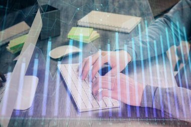 Arka planda ofiste bilgisayarda işadamı yazarak stok grafiği. Analiz kavramı. Çift Pozlama.