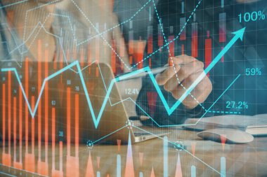 Arka planda ofiste bilgisayarda işadamı yazarak Forex grafiği. Analiz kavramı. Çift Pozlama.