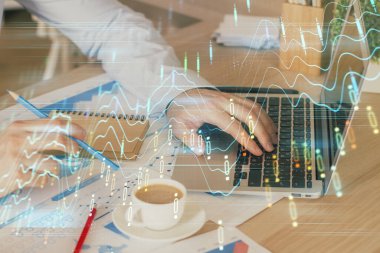 Arka planda ofiste bilgisayarda çalışan işadamı ile Forex grafiği. Sert çalışma kavramı. Çoklu pozlama.