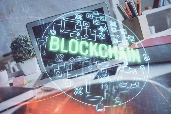 Multi exposición de blockchain y economía criptográfica tema holograma y tabla con fondo de la computadora. Concepto de criptomoneda bitcoin. — Foto de Stock
