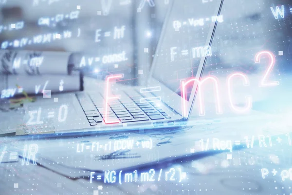 Desktop computer achtergrond en formule hologram schrijven. Dubbele belichting. Onderwijsconcept. — Stockfoto