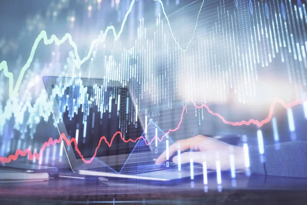 Multi exponering av Stock Market Graph med man som arbetar på laptop på bakgrunden. Begreppet finansiell analys. — Stockfoto