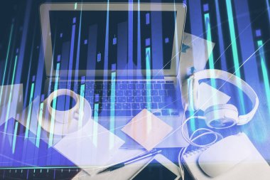 Finansal tablo çizimi ve arka planda bilgisayar olan bir tablo. Çoklu maruz kalma. Uluslararası pazarlar kavramı.