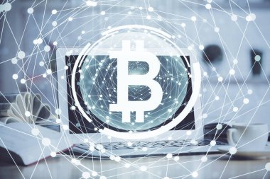 Engelleme zincirine ve kripto ekonomi temalı holograma ve bilgisayar arkaplanlı masaya çoklu maruz kalma. Bitcoin kripto para kavramı.