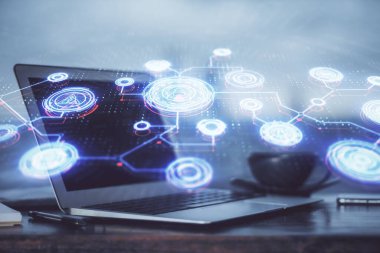 Sosyal ağ hologramıyla birlikte bilgisayar masaüstünde. Çoklu maruz kalma. Uluslararası insan ilişkileri kavramı.