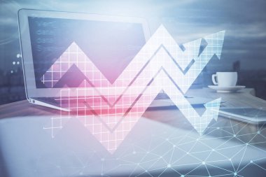 Bilgisayar masaüstünde, okların hologramını gösteriyor. Çifte maruziyet. Başarı kavramı.