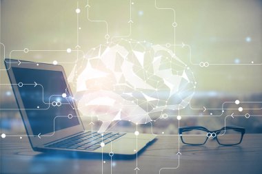 Bilgisayar ve beyin hologramı ile çalışma masasının çoklu açığı. Beyin fırtınası konsepti.