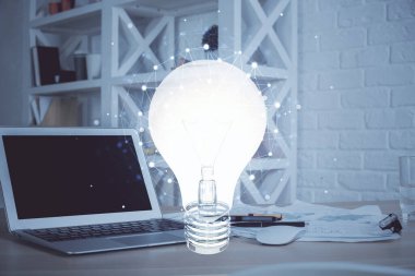 Bilgisayar ofisinde ampul simgesi hologramıyla birlikte. Çoklu maruz kalma. Fikir kavramı.
