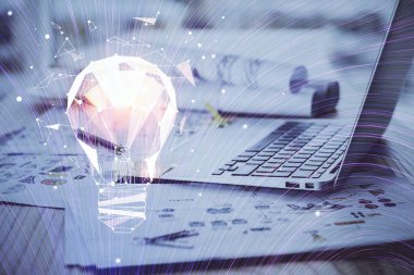 Bilgisayar ofisinde ampul simgesi hologramıyla birlikte. Çoklu maruz kalma. Fikir kavramı.
