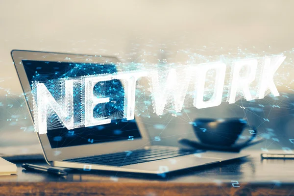 Masaüstü bilgisayarı ve teknoloji temalı holograma çift pozlama. Yazılım geliştirme kavramı.