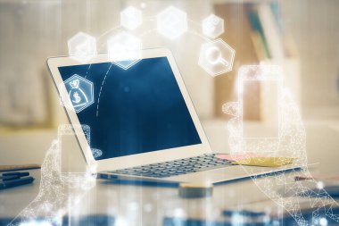 Bilgisayar, teknoloji temalı hologramla birlikte ofiste. Çoklu maruz kalma. Teknoloji kavramı.