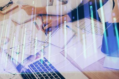 Bir kadın eller Not defteri hisse senedi piyasası hakkında bilgi yazma. Ön Forex grafik hologramlar. Araştırma kavramı. Çift Pozlama