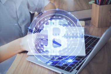 Kripto para birimi hologramı, Bitcoin, ellerin üstünde ico teması not tutuyor. Engelleme zinciri kavramı. Çoklu pozlama