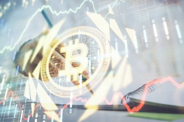 Kripto para birimi hologramı, Bitcoin, ellerin üstünde ico teması not tutuyor. Engelleme zinciri kavramı. Çoklu pozlama