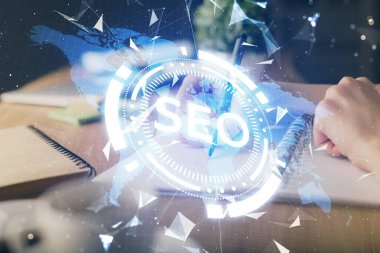 Kadın elinin SEO simgesiyle notlar alırken çoklu pozlanması. Arama motoru optimizasyonu kavramı