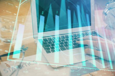 Arka planda bilgisayar üzerinde çalışan bir adamla birlikte çok sayıda piyasa haritasına maruz kaldık. Mali analiz kavramı.