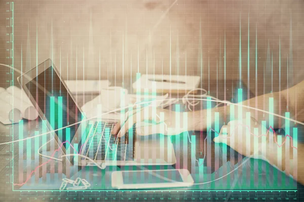 Двойная экспозиция форекс-графика с человеком, работающим на компьютере на заднем плане. Концепция анализа рынка . — стоковое фото