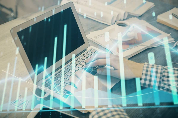 Doble exposición del gráfico de divisas con el hombre que trabaja en la computadora en el fondo. Concepto de análisis de mercado . —  Fotos de Stock