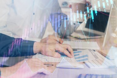 Adam arka planda ofiste bilgisayarda yazarak grafik Multi pozlama. Zor iş kavramı.