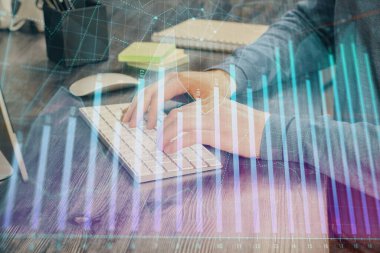 Arka planda ofiste bilgisayarda işadamı yazarak stok grafiği. Analiz kavramı. Çift Pozlama.