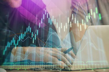 Arka planda ofiste bilgisayarda işadamı yazarak Forex grafiği. Analiz kavramı. Çift Pozlama.