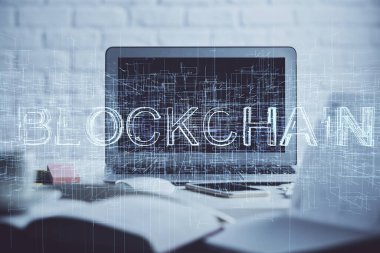 Engelleme zincirine ve kripto ekonomi temalı holograma ve bilgisayar arkaplanlı masaya çoklu maruz kalma. Bitcoin kripto para kavramı.