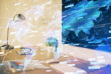 Masaüstü bilgisayarı ve teknoloji temalı holograma çift pozlama. Yazılım geliştirme kavramı.