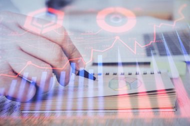 Borsa forex grafiği ile çoklu pozlama closeup eller.