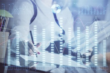 Bir kadın eller Not defteri hisse senedi piyasası hakkında bilgi yazma. Ön Forex grafik hologramlar. Araştırma konsepti.
