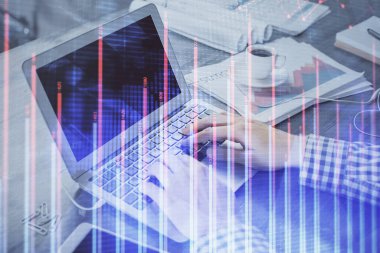 Arka planda bilgisayarda çalışan bir adamla ön x grafiğine iki kez maruz kalıyoruz. Pazar analizi kavramı.